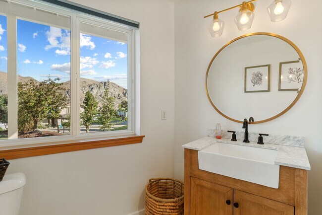 Building Photo - Luxurious Fully Furnished 3-Bedroom, 4-Bat...