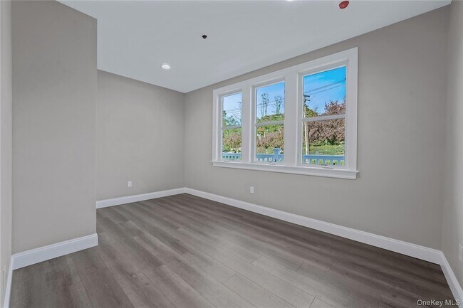 Building Photo - 110 School St