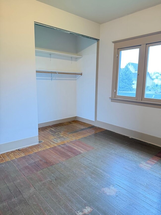 Building Photo - Large 2 bedroom 1 bath with bonus room