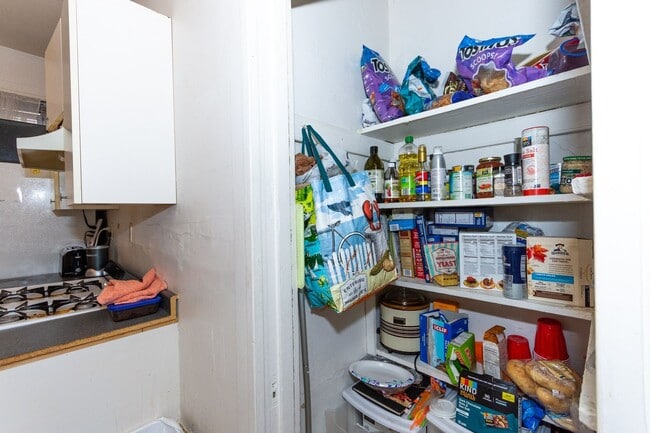 Building Photo - Amazing deal on a great BU three bed at Packards Corner