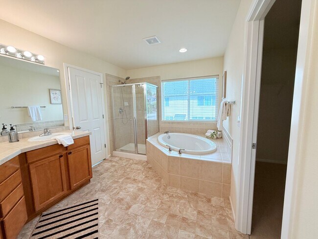 Building Photo - For Rent – Bright & Spacious Home with Bonus Room