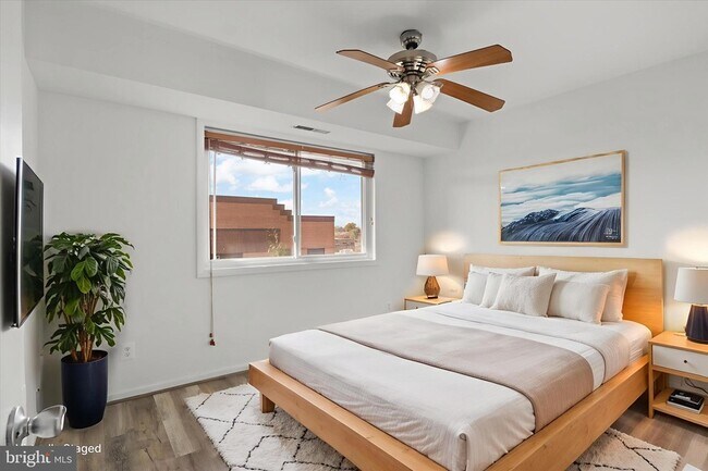 Building Photo - 214 Locust St SE