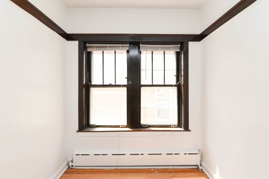 Building Photo - 821 W Waveland Ave