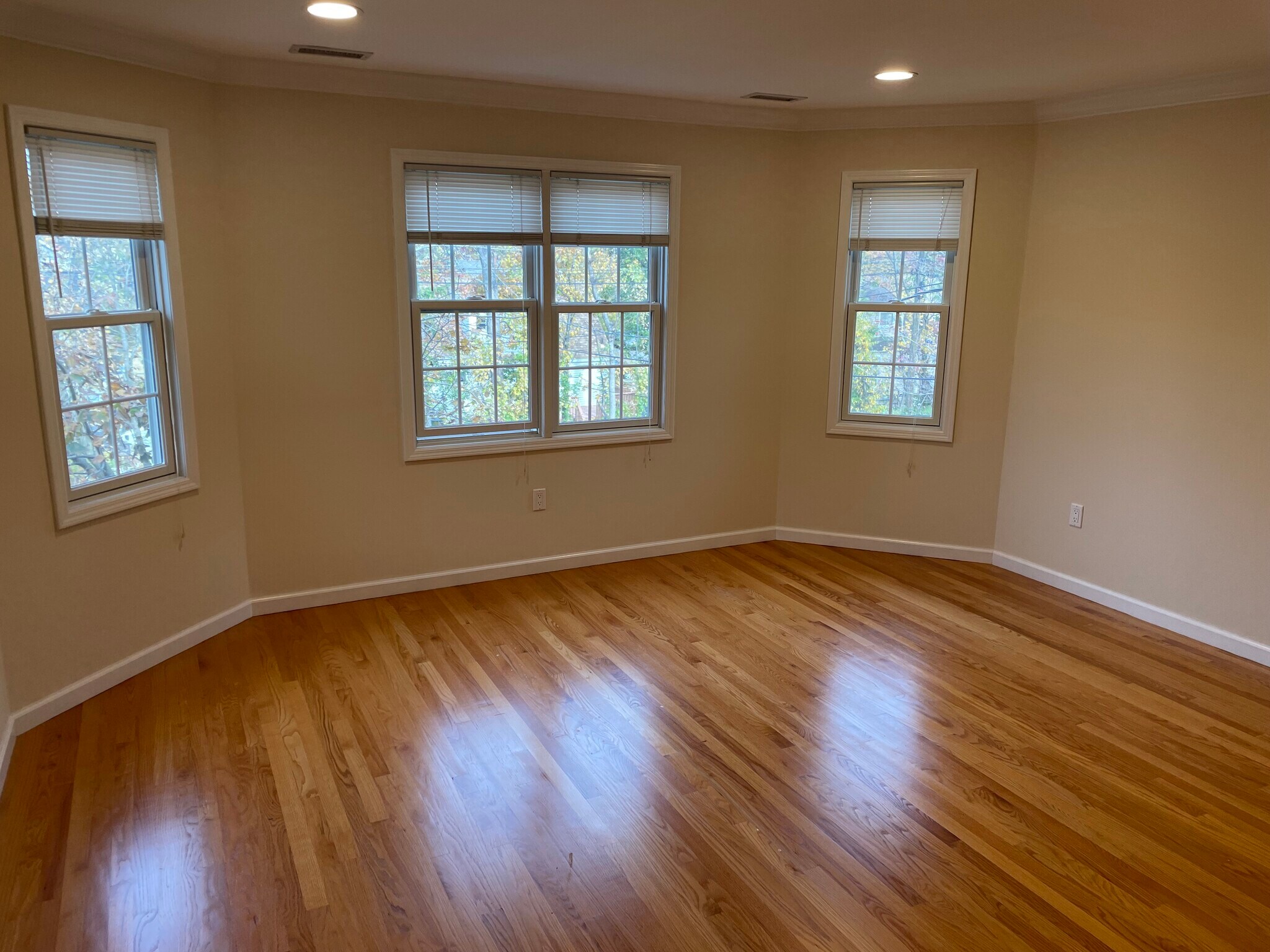 Building Photo - 292 Hemlock Ter