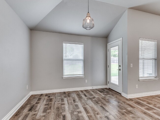 Building Photo - Modern Home on Large Lot!