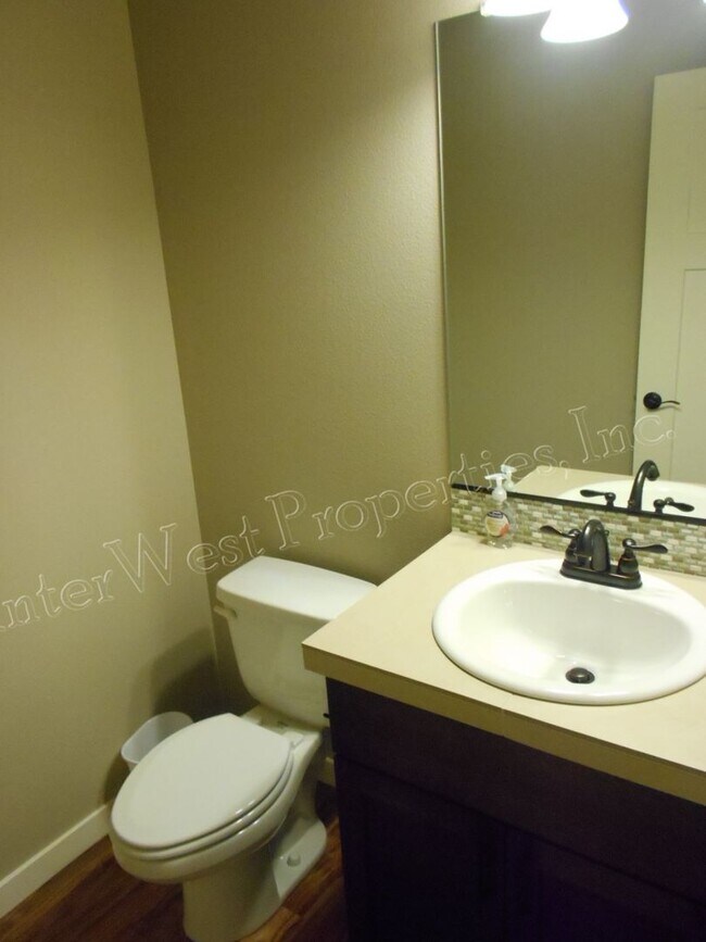 Building Photo - 3+ BED 2.5BA TIGARD HOME WITH DEN, SOAKER ...