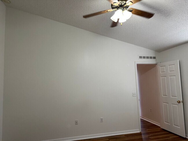 Building Photo - Move in condition 3 Bedroom 2 Bath 2 Car Garage Call Carole Arcaro 386-216-4900 Deltona Lakes Realty