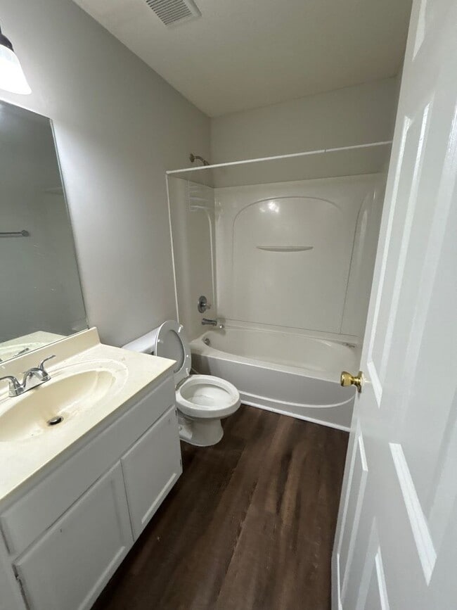 Building Photo - Cozy 3 bedroom/2 Bath townhome with vaulte...