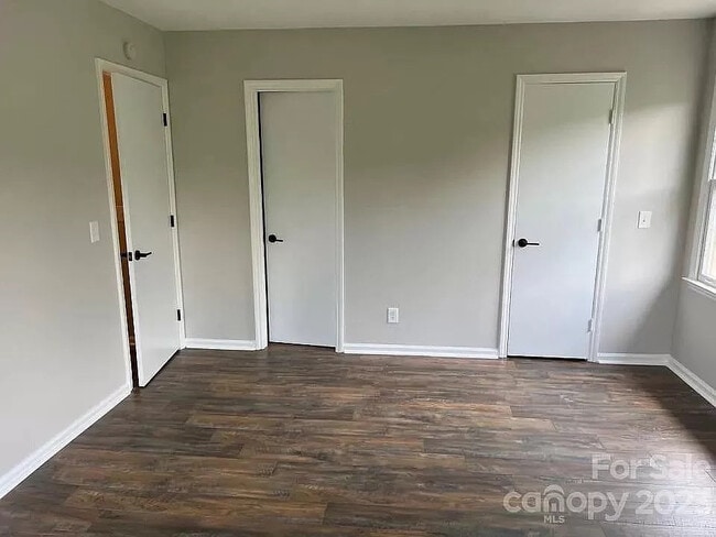 Building Photo - Room in Condo on Meadow Rose Ln
