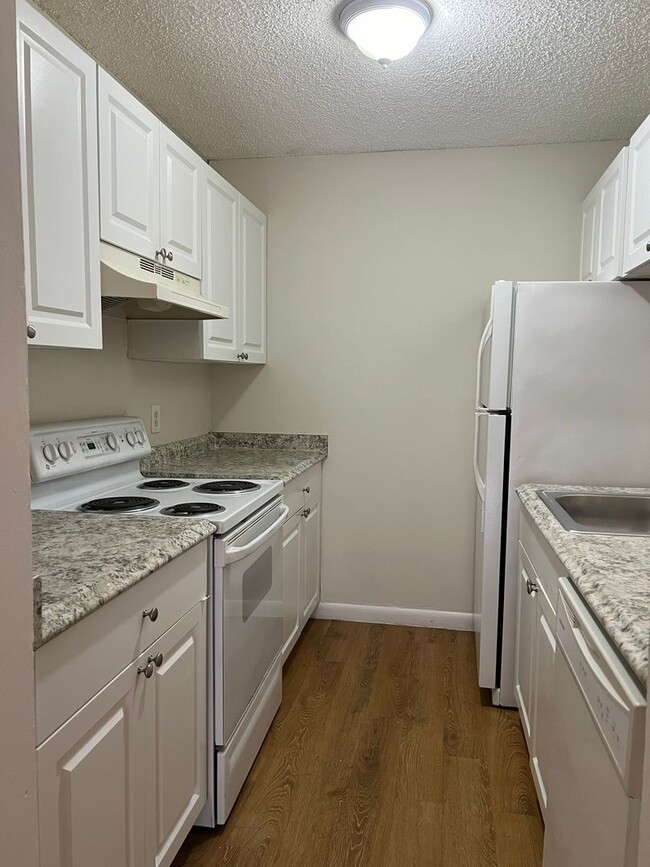 Building Photo - Gated 2/2 in Pompano