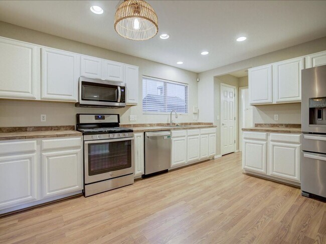 Building Photo - 2 Bedroom, 2.5 Bath