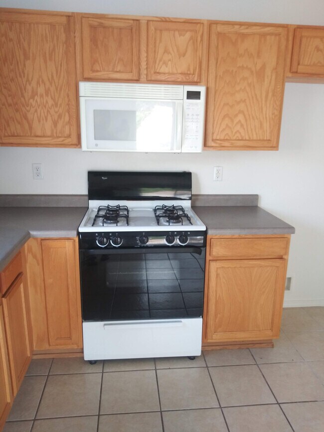 Building Photo - 3BR, 2.5BA, 2CG