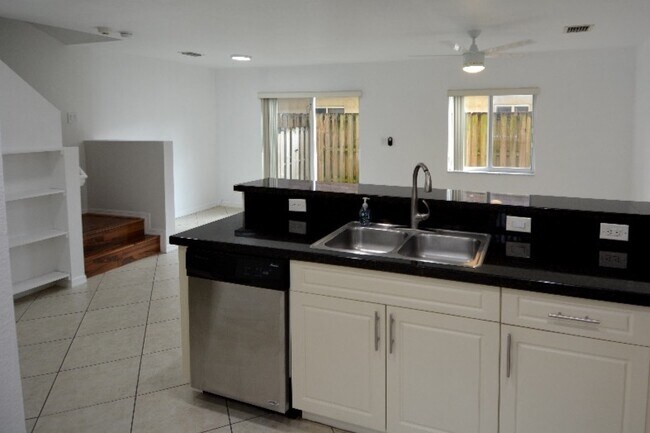 Building Photo - 324 NE 3rd St