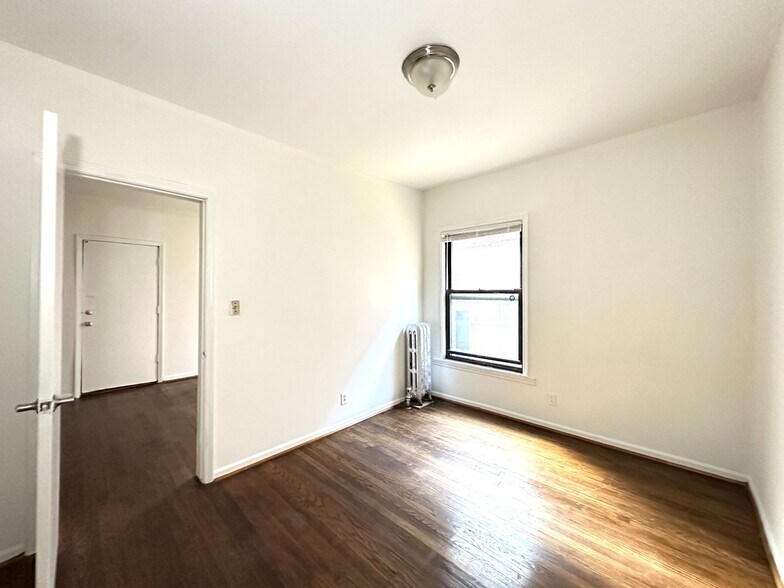 Building Photo - 931 W Sunnyside Ave