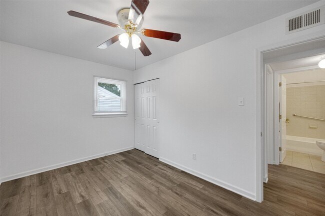 Building Photo - 417 Chamberlin Dr