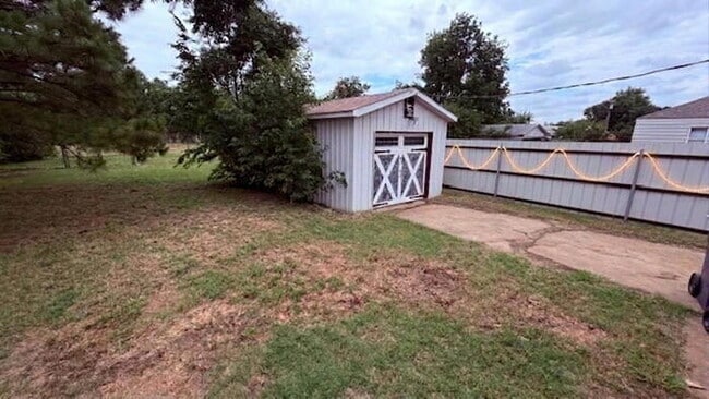 Building Photo - Cozy South OKC Charm: Your Next Sweet Home