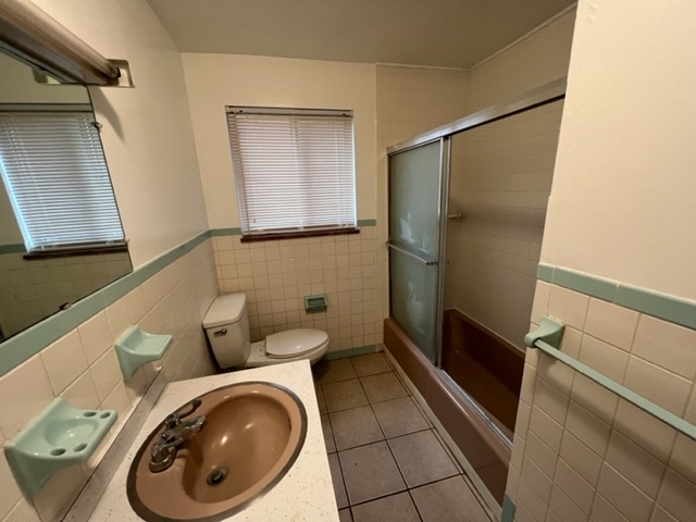 Full Bath - 815 11th Ave