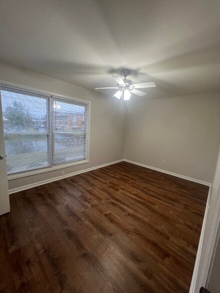 Building Photo - 147 Lakeshore Dr