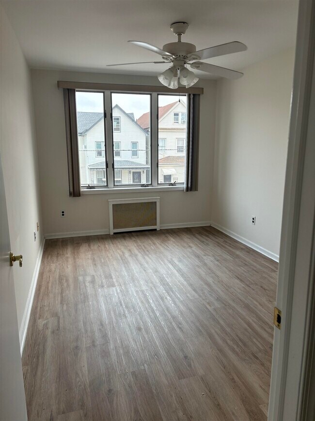 Building Photo - 24 E 31st St