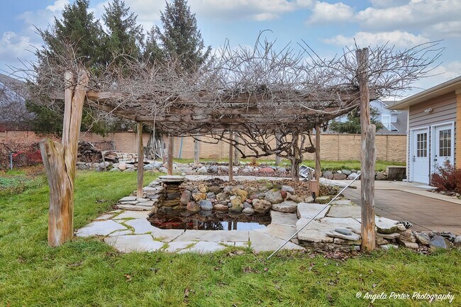 Building Photo - 40 Pine Tree Row