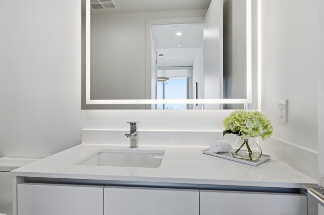 Building Photo - 220 Lake Shore Dr