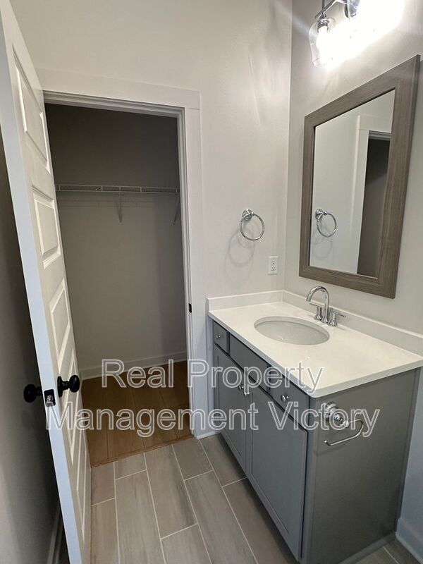 Building Photo - 1108 Windsor Sq