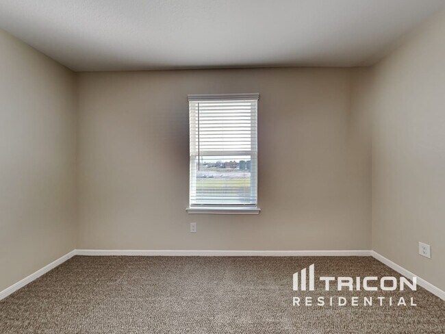 Building Photo - 100 Comanche Plains Rd