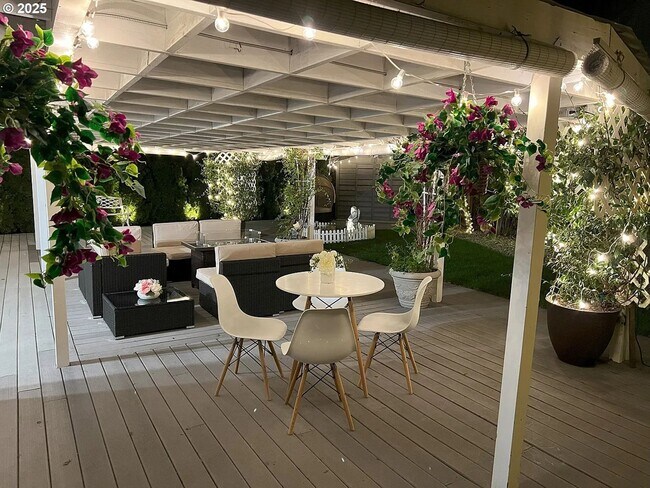Building Photo - Modern Charm Meets Comfort – Spacious 3-Be...