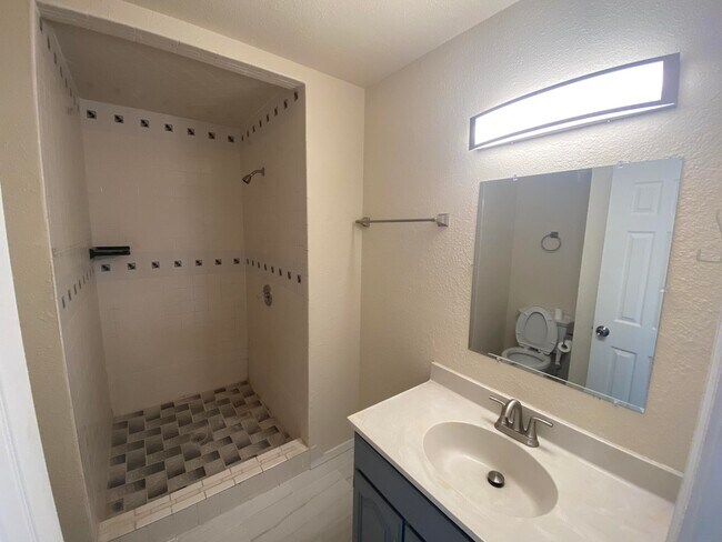 Building Photo - 6105 Hanley Way