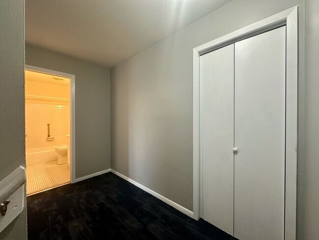 Building Photo - 1315 N Dowling Ave