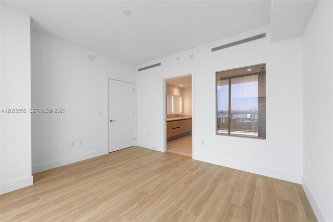 Building Photo - 2411 Laguna Cir