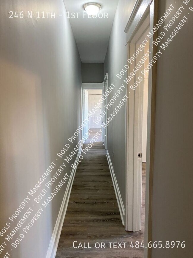 Building Photo - 246 N 11th-1st Floor