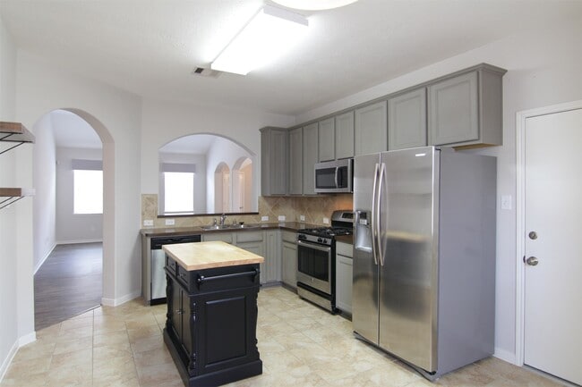 Building Photo - 15010 Sun Glaze Dr