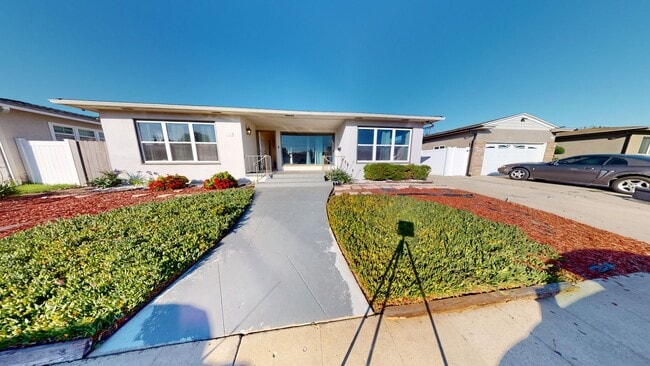 Primary Photo - Huge House on Art St!! (Lease out, pending...