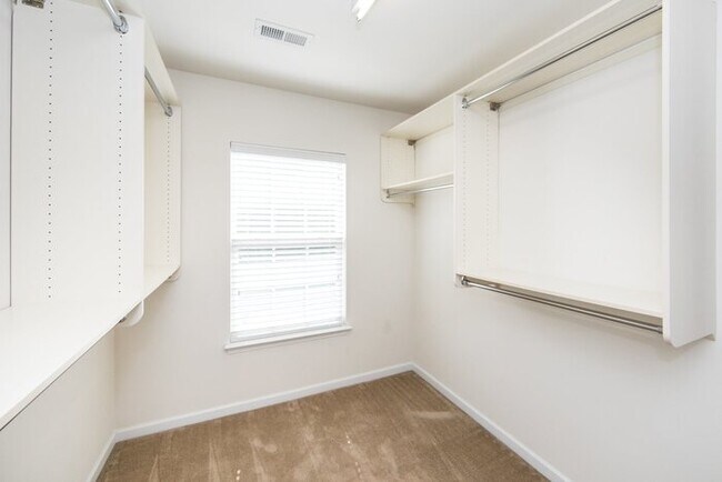 Building Photo - Beautiful 3BD/2.5BA Townhome in the Lions ...