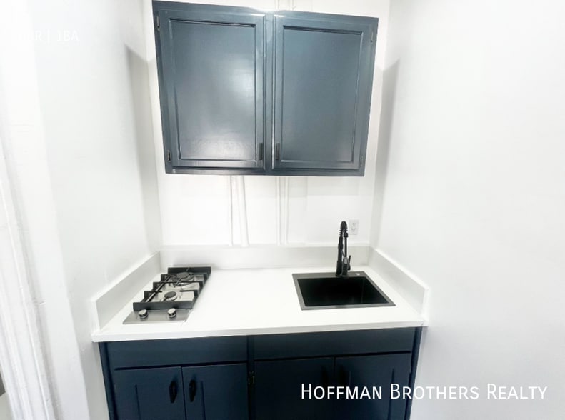 Building Photo - 1121 S Norton Ave