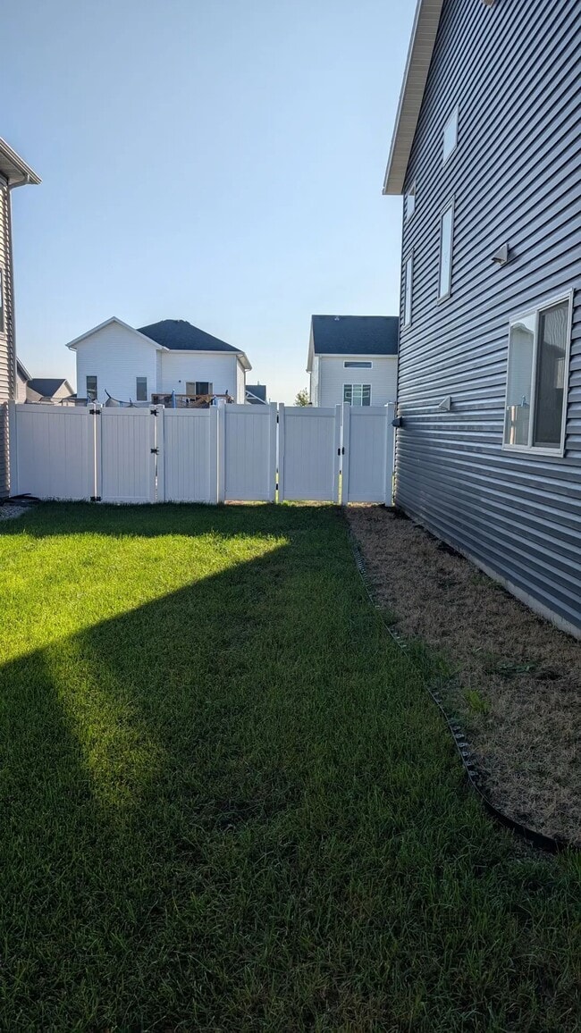 Building Photo - Furnished Queen Room with Closet & Private Bath