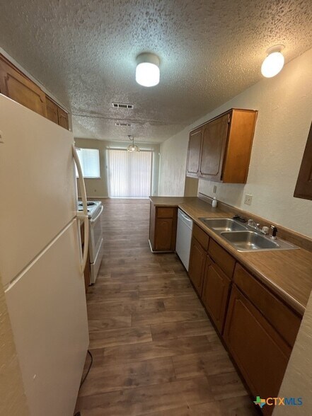 Building Photo - 2108 Carousel Dr