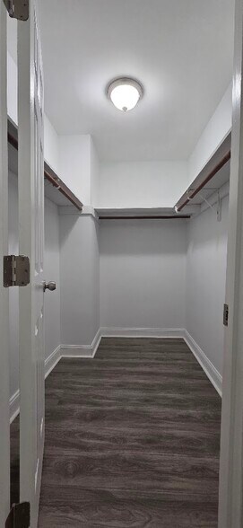 Building Photo - 5703 Willowbrook Dr