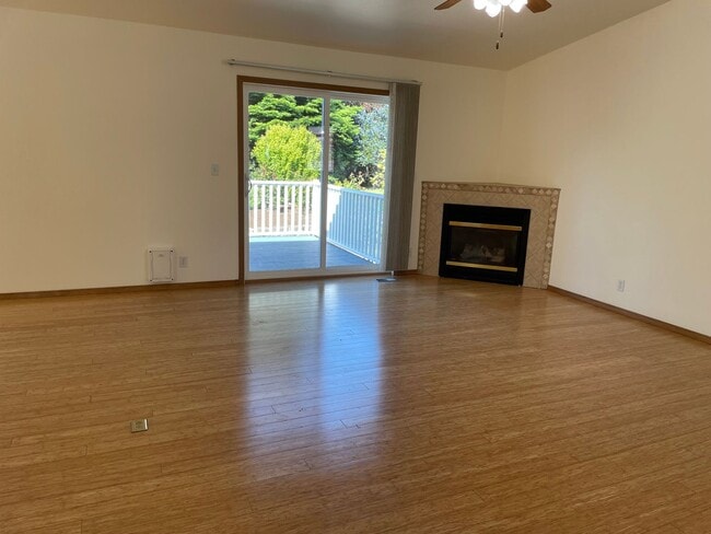 Building Photo - Lovely Single Level Home in Oak Harbor and...