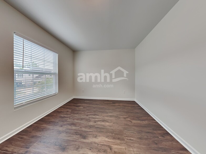 Building Photo - 136 Weeping Cypress Dr