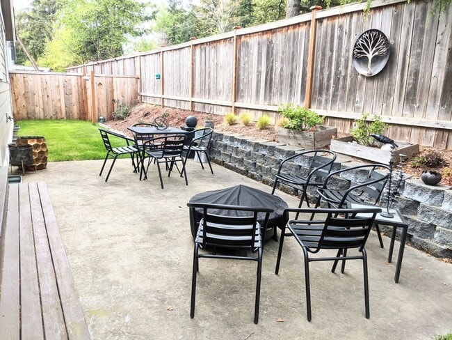 Building Photo - Centrally Located Three Bedroom Home