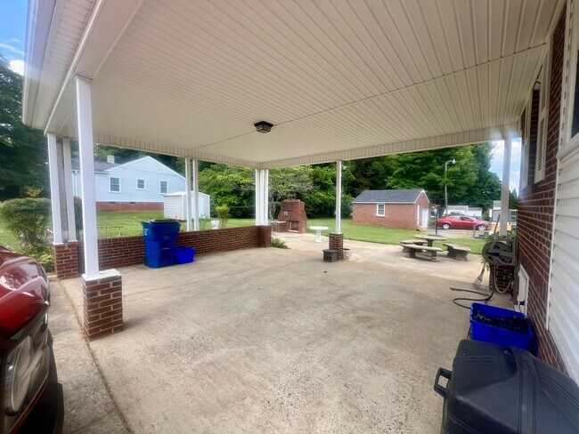 Building Photo - Two bedroom, 1 bath house in Graham-Coming...