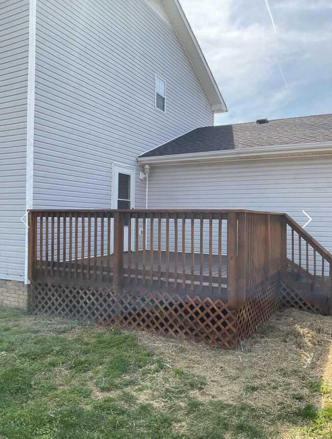 Building Photo - 3 Bedroom 2 Bathroom Home with Fenced in B...