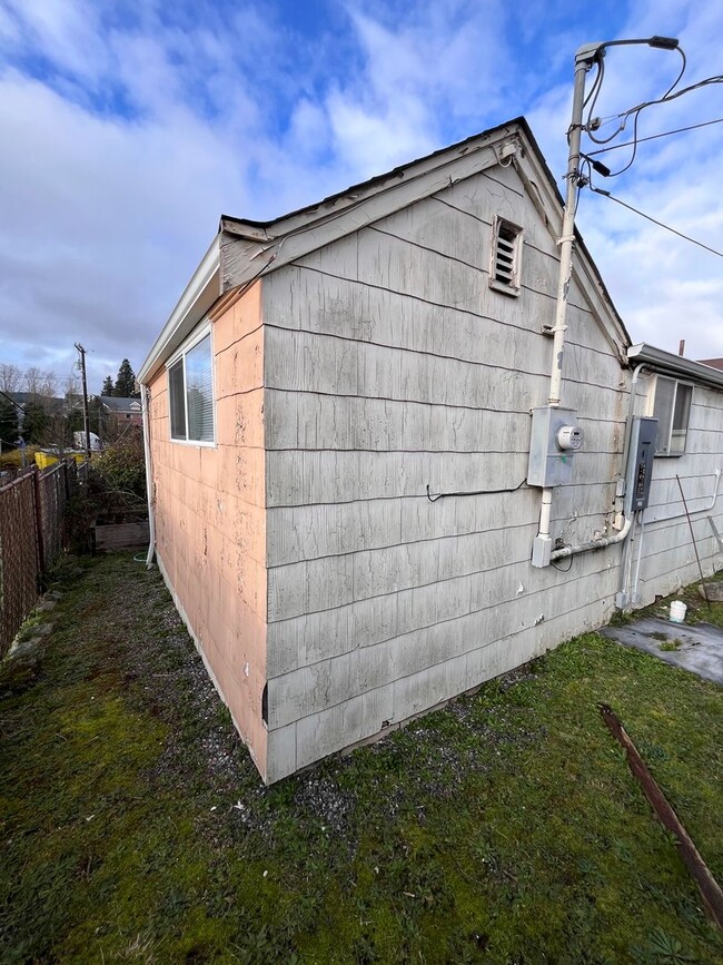 Building Photo - 3BR 1BA with extra storage unit in Poulsbo