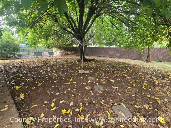 Building Photo - Garden Tract 3-Bedroom House with Hardwood...