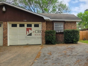 Building Photo - Tour Today! 3 Bedroom, 2 Bathroom Unit!