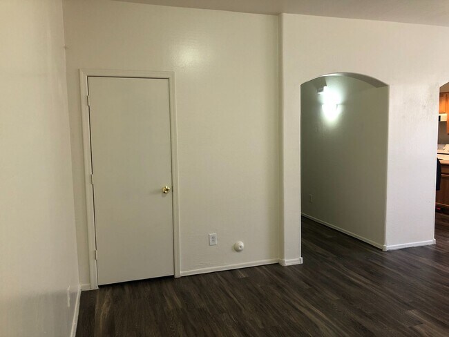 Building Photo - 3 bedroom 2.5 bath home - 2 car garage - S...