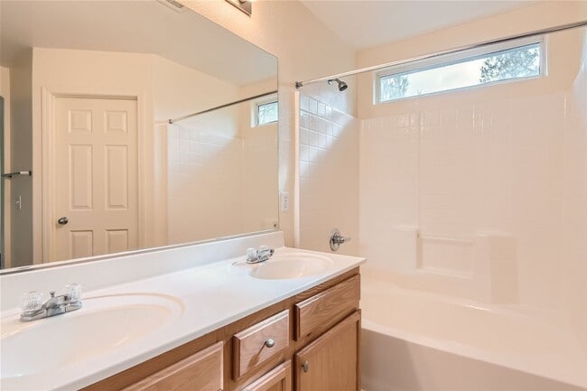 Building Photo - EXQUISITE 3-Bedroom Home - Modern Amenitie...