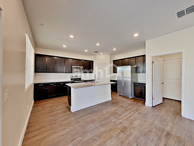 Building Photo - 5938 W Columbine Dr